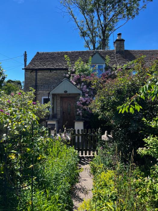 Characterful, Cosy Cotswold Cottage, Folly Cottage