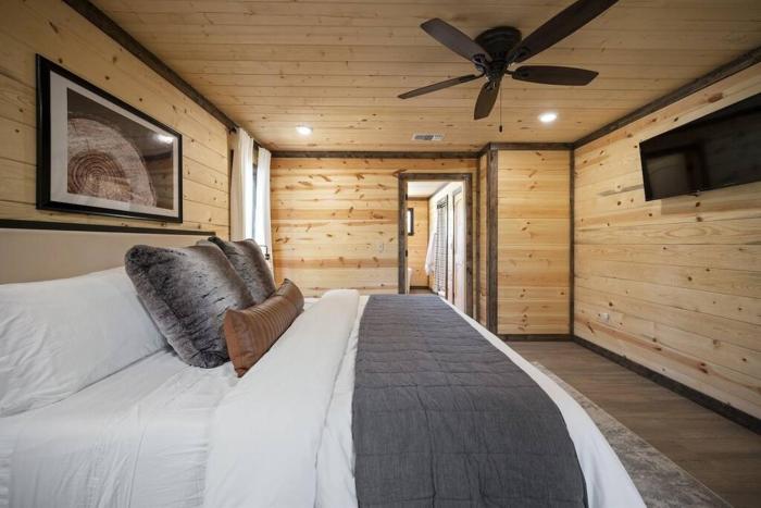Summer Break, Modern Riverfront, Starlink, Hot Tub