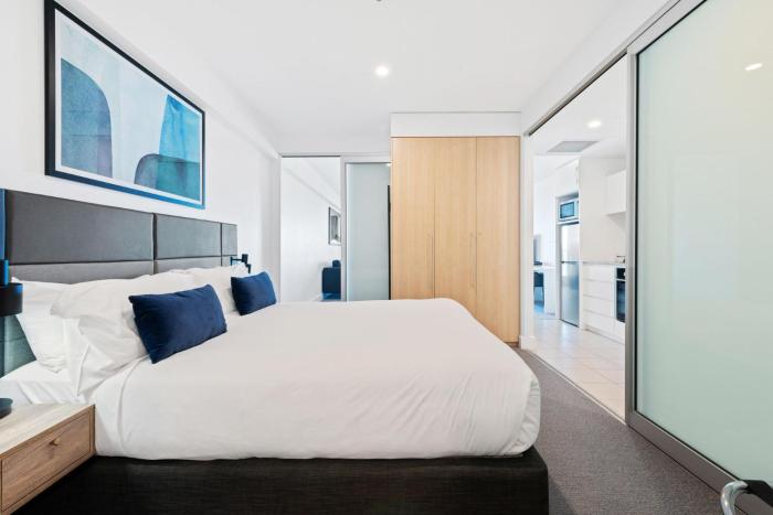 Belle Escapes - Sunset Views at the Bay