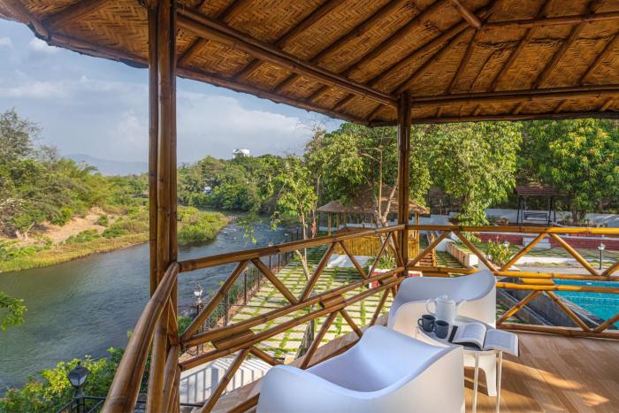 SaffronStays RiverFront Manor, 5-BDR pool villa by Pej River