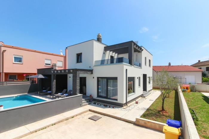Modern villa Maeni with private pool in Pula