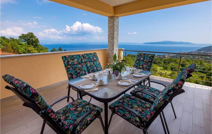 Gorgeous Apartment In Veprinac