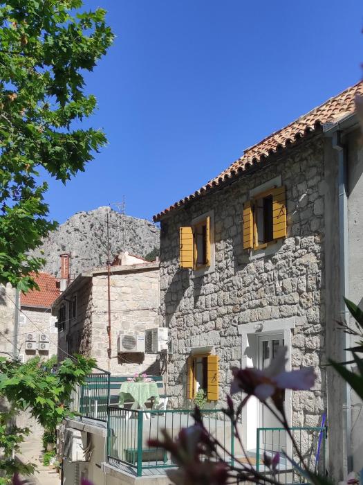 Apartments with parking space Omis - 21053