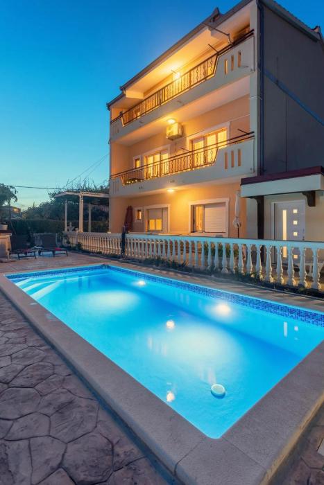 Apartments with a swimming pool Kastel Sucurac, Kastela - 21394