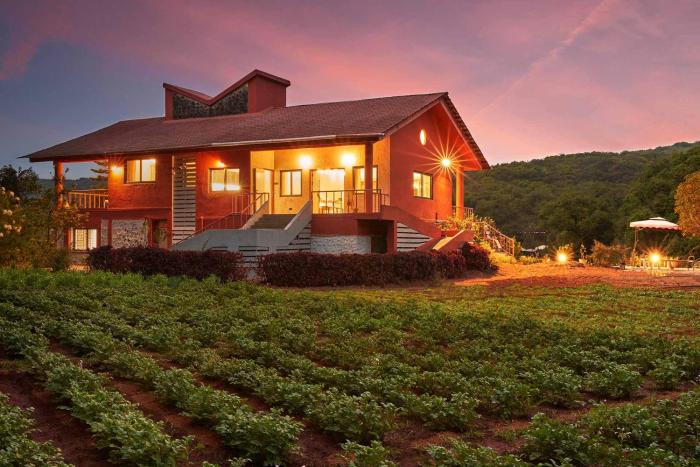 StayVistas Amoda Villa - Near Venna Lake, Amidst Farmland with Jacuzzi and Indoor Activities