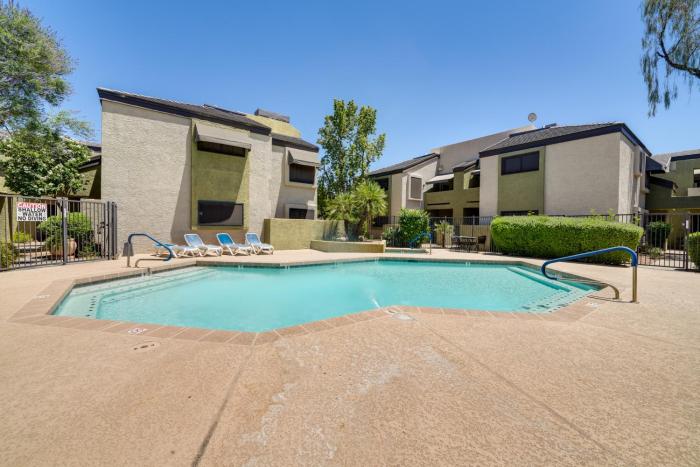 Phoenix Townhome with Community Pool - Near Golf!