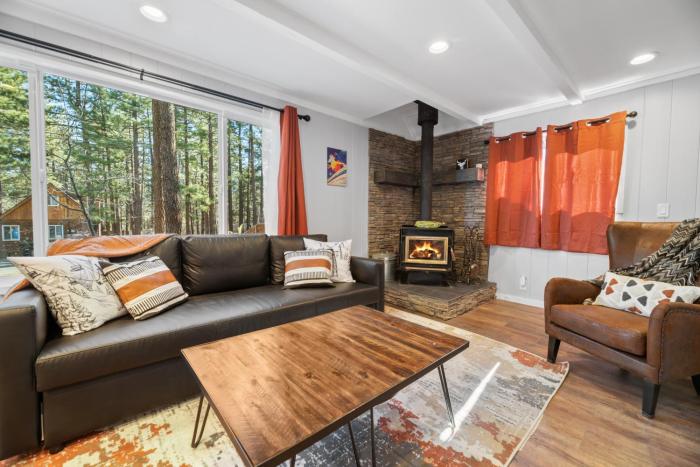 Vanderhut Chalet - Walking distance to a local park, skate park, and dining