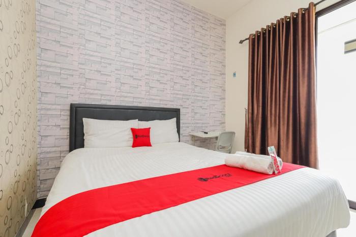RedDoorz Syariah near Green Park Jatiwarna