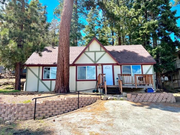 Bears Eye View - Steps to Bear Mountain Ski Resort!