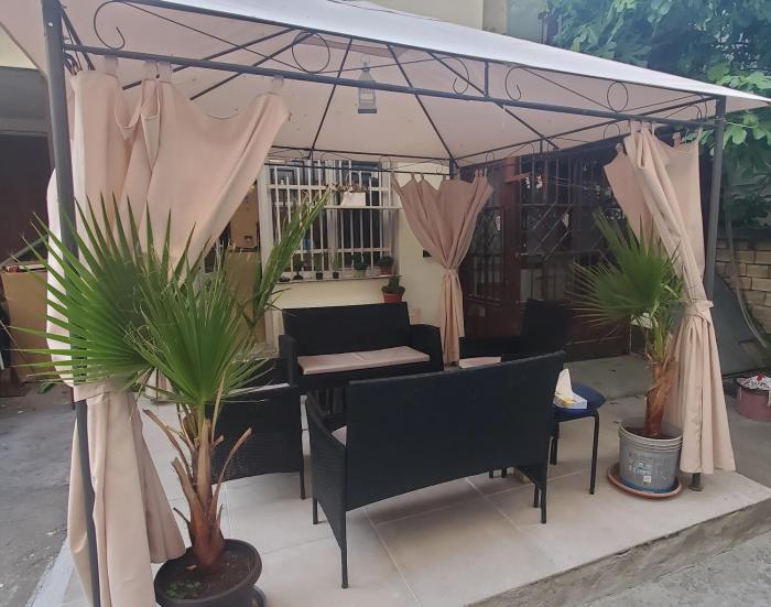 DELUXE TOP CENTER House with gardens tent ,2 bedrooms and living room next to the BEACH and SEA GARDEN- 5 min by walk,with equiped kitchen