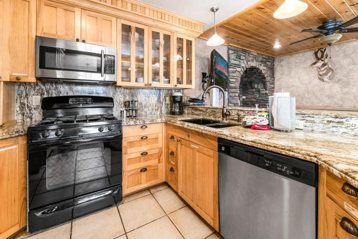 Casa Bella - Spacious mountain home, game room, WIFI, perfect for family gatherings!