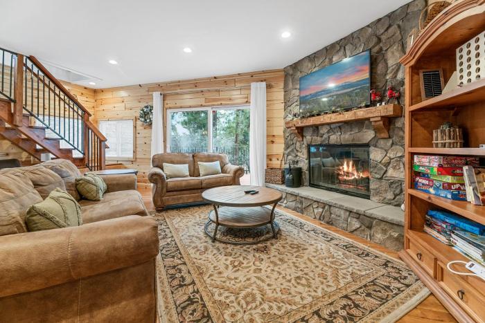 Casa Luna- Beautiful Maltby style home, just a short drive from Big Bears attractions!