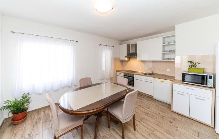 2 Bedroom Nice Apartment In Kastel Stari