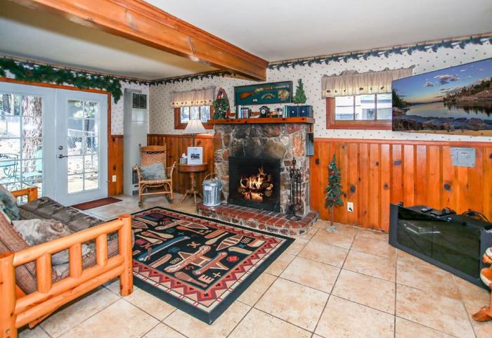 Eagles Den - Cozy cabin with a beautiful wood burning fireplace! Foosball Table!