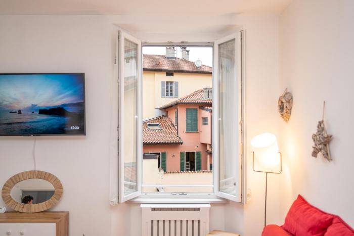 PortaTorre Suite, a Charming apartment in the Heart of Como, Free Private Parking, Air Conditioning & More!