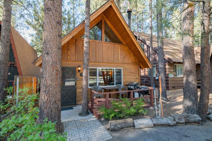 Moonridge Hideaway -Adorable, picture perfect cabin with a beautiful fireplace!