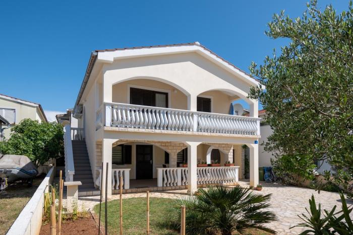 Apartments with parking space Vir - 20147