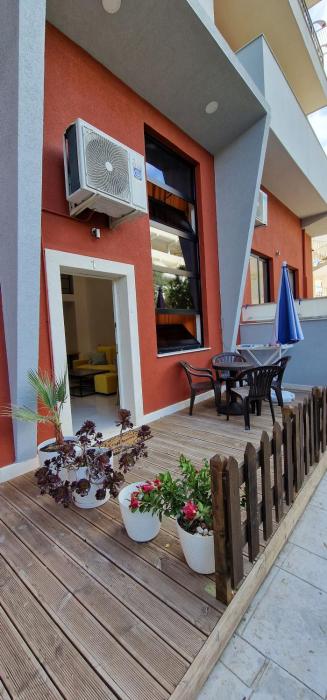 Lovely duplex apartment with patio, 100m from the beach!