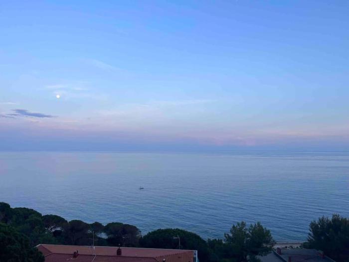 Silenzio e relax fronte mare a Varazze