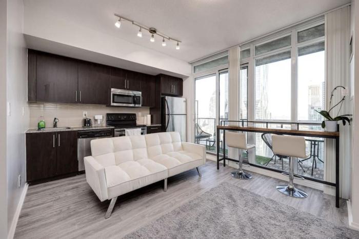 Cityscape 1BR Condo with Private Balcony amd WFH setup