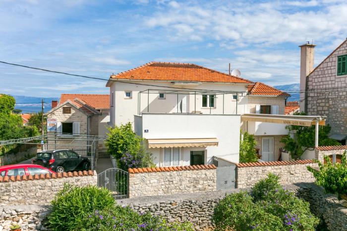 Apartments by the sea Supetar, Brac - 20134