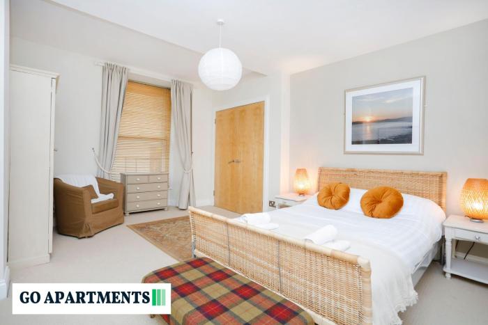 Large 2 Bed Edinburgh City Centre Apartment - FREE Parking
