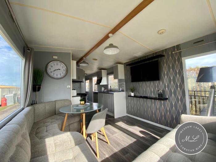 Promenade 852 - pet friendly, WiFi and just a few steps from the beach, close to Fantasy Island - Meadow Lakes Caravan & Lodge Hire