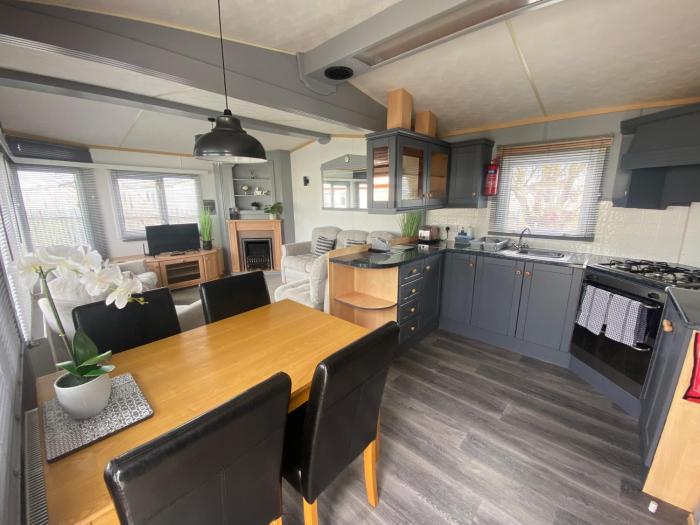 Sherwood 472 - central heating, Pet friendly, WiFi, bed linen - Golden Palm Resort - Meadow Lakes Caravan & Lodge Hire