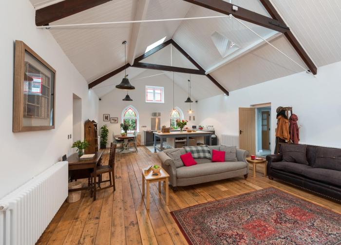 CHESTERS ONLY TIN CHAPEL - UNIQUE, SPACIOUS 2 BEDROOMS, GARDEN AND FREE PARKING