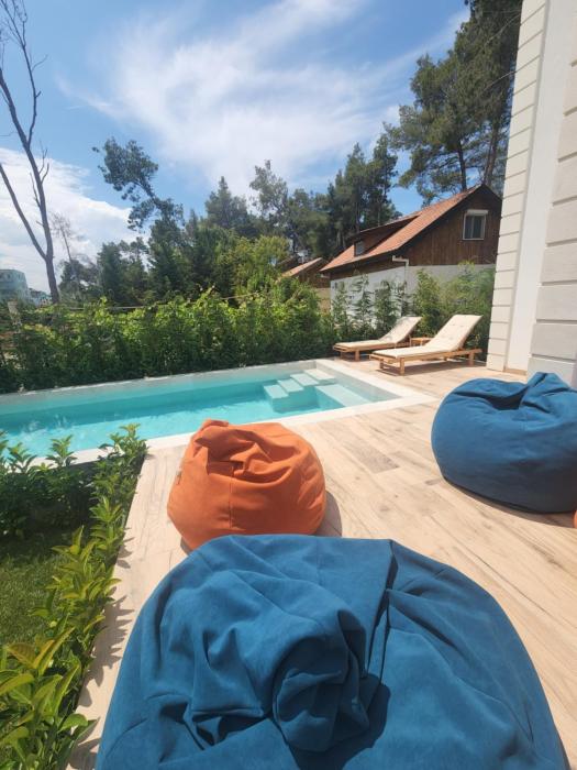 PineTrees Beach House with swimming pool