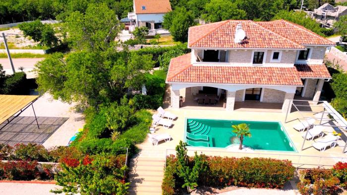 Villa Cecilia - 4 bedrooms, 4 bathrooms, heated inside pool, gym