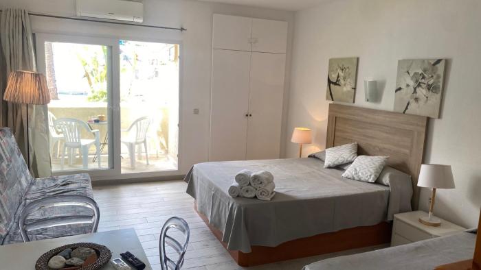 1 Bed Flat - Sleeps 5 - Pets - Pool - Smoking