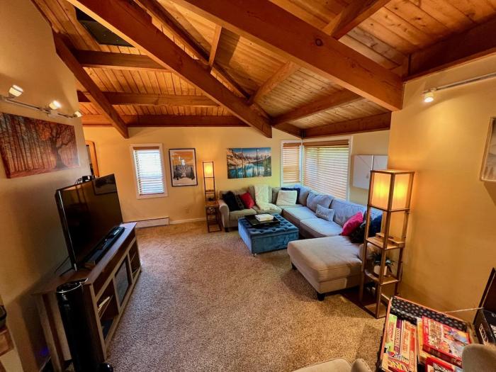 Exposed Beam 3BR Modern Mountain Retreat