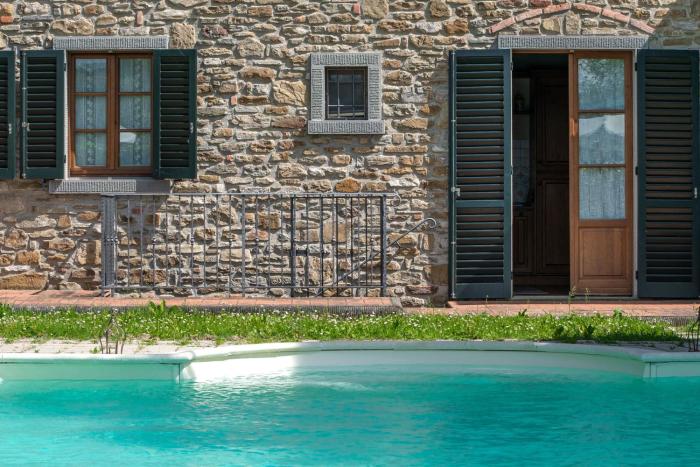Experience the charm of Tenuta Le Caselle, a cozy farmhouse surrounded by nature and comfort!