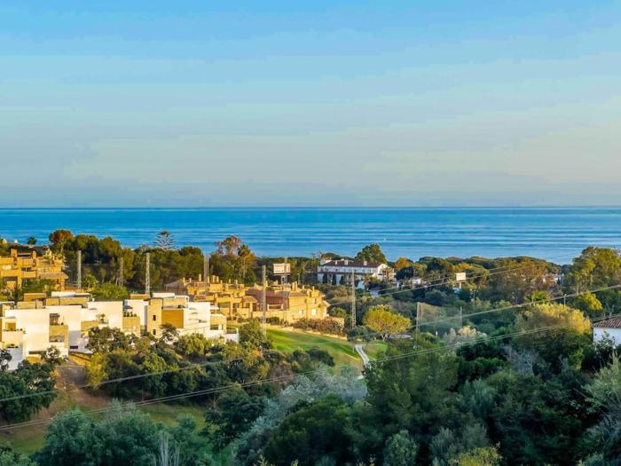 97-Townhouse With Roof Terrace & Views, Marbella