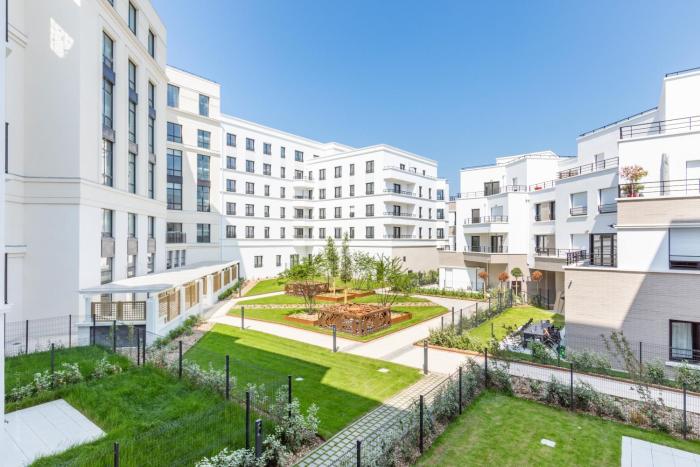 Dans le Pré by Plaza