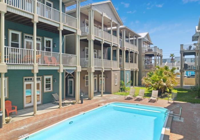 Cozy Beach House, Heated Pool , Fast WiFi