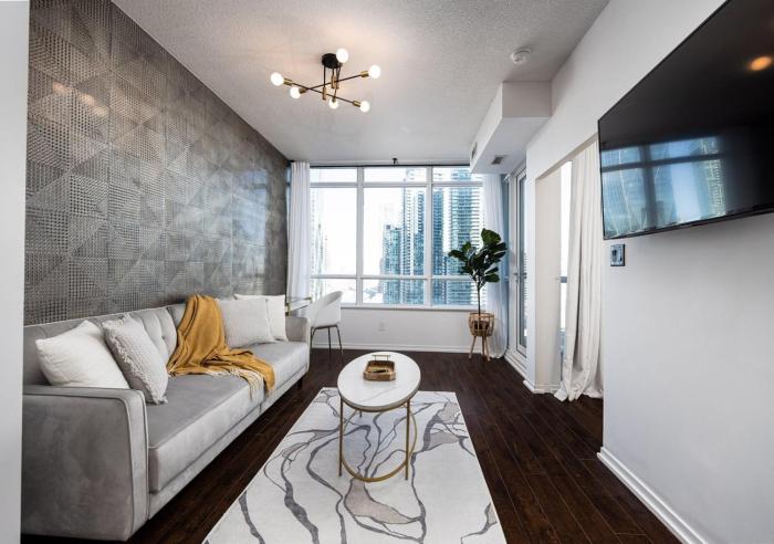 Charming 1BR and Den in Downtown Toronto with Balcony