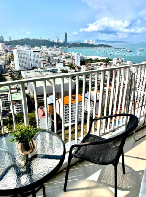 The Base Central PATTAYA Long Balcony King-Bed with Infinity Pool & Free Netflix