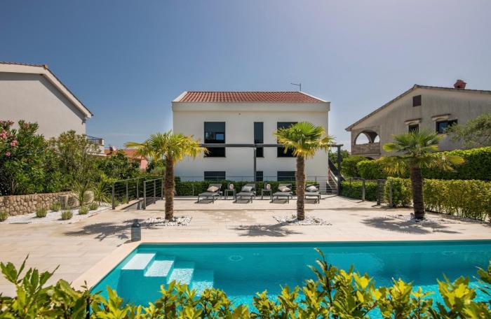 Tea Deluxe Apartment with private Pool