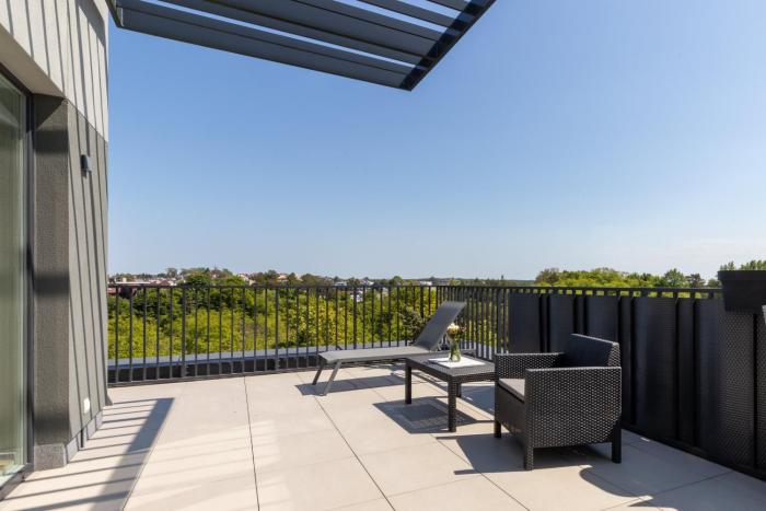 Sunny Seaside Apartment with Terrace & Parking by Noclegi Renters