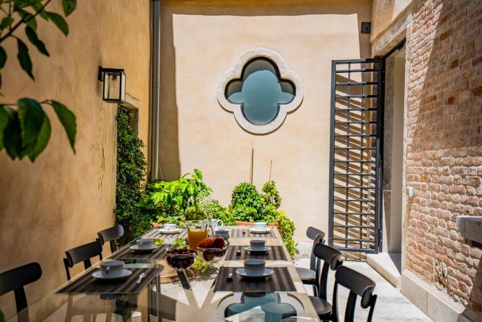 Sartor Apartment with Canal View and Private Court