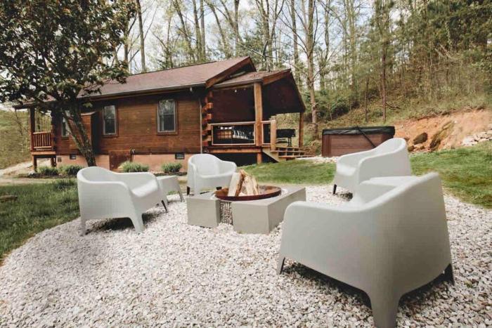 Lake View Cozy Cabin Hocking Hills with Pond and Hot Tub