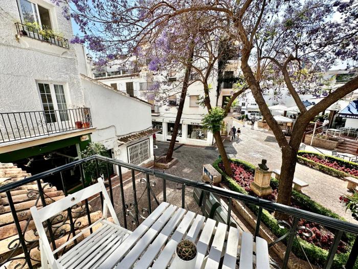 Old Town Modern Flat, 4 Minutes From Beach - EaW Homes
