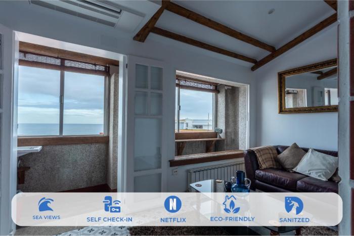 Ático con terraza y vistas al mar.