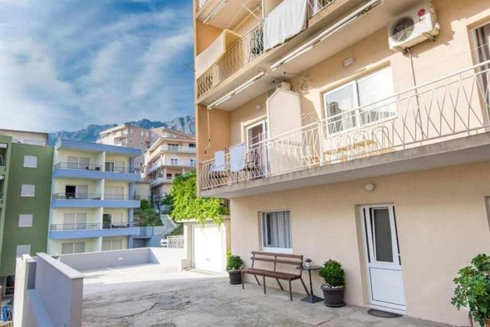 Apartments with a parking space Makarska - 19532