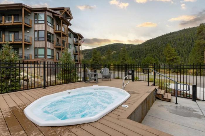 Clearwater Lofts Luxury 1 Bed Condo Near Lakeside Village