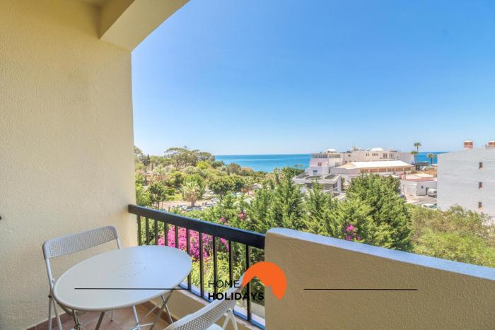 #063 Beach Flat by Home Holidays