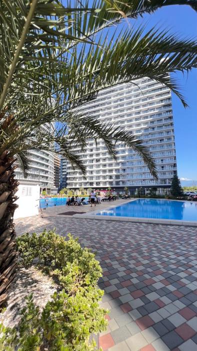 Апартаменты с бассейном на берегу моря в Батуми