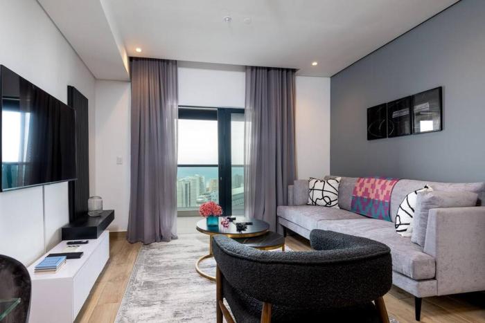 Gorgeous One Bedroom Oceans